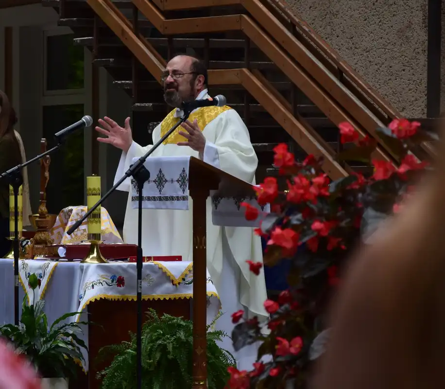 Father Kesicki celebrating Mass for the Feast of the Sacred Heart of Jesus at the English Summer School in Lviv