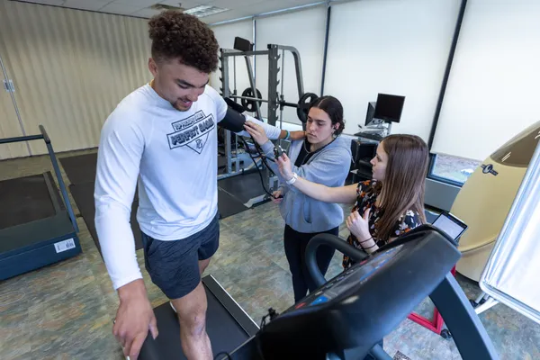 A student walking on a treadmill id examined by students in ����ֱ��'s Applied Exercise Science program