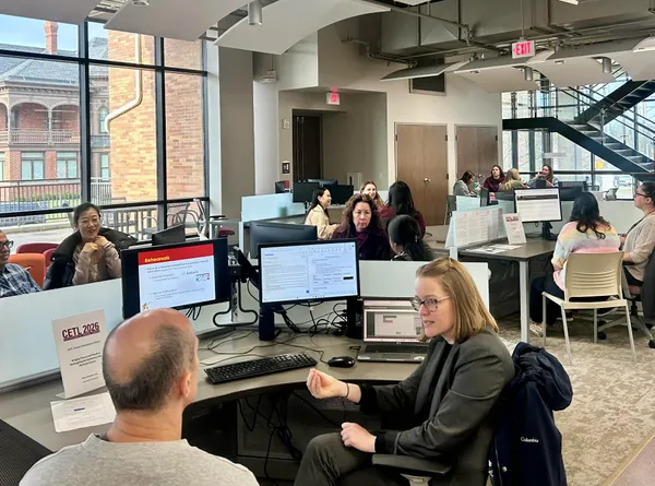 Faculty members listen to presentations at 91����'s CETL Community Expo in Nash Library