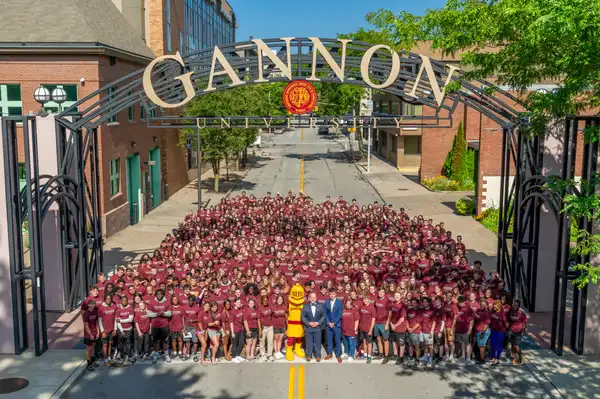 Students Under the ����ֱ�� Arch