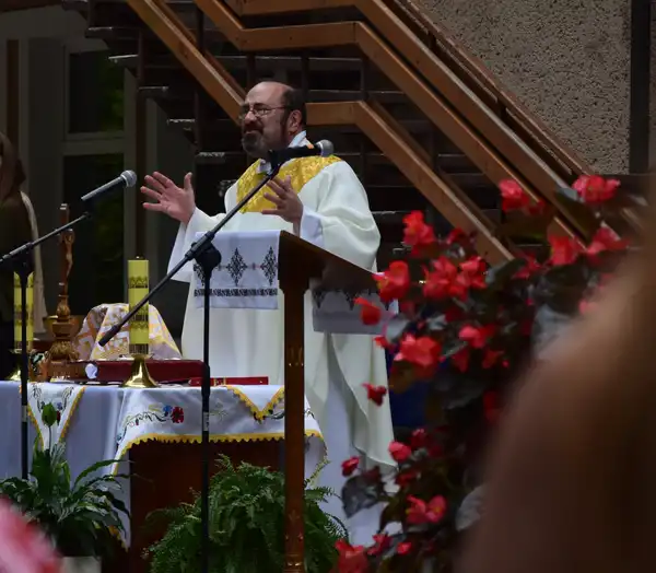 Father Kesicki celebrating Mass for the Feast of the Sacred Heart of Jesus at the English Summer School in Lviv