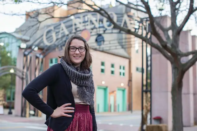 Student outside under the ˶ƽ Arch.