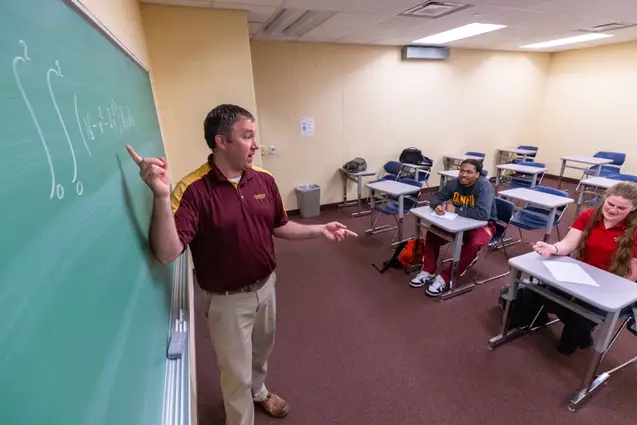 ˶ƽ Professor gives calculus lesson to his students