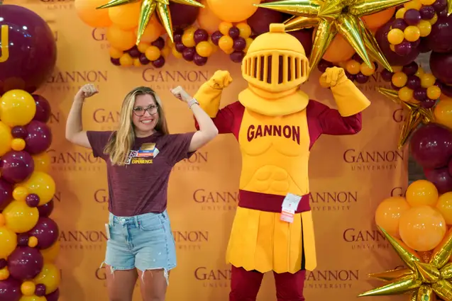 Student with the ˶ƽ Knight mascot.