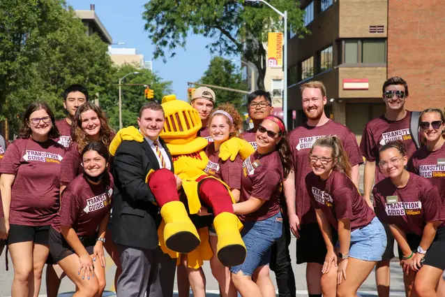 Group of students with the ˶ƽ Knight during Welcome Week.