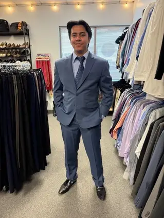 ���˽��� Career Closet, student with a suit on