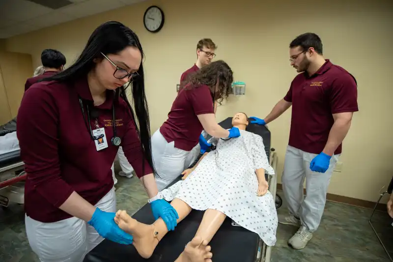 ˶ƽ nursing students working in the patient simulation center