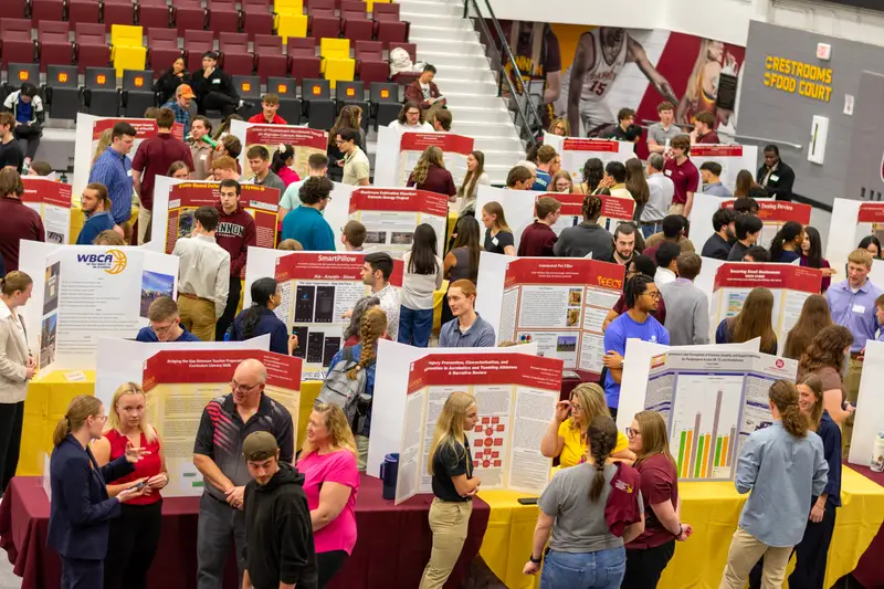 An overhead shot of a large cluster of students presenting research posters at Celebrate ����ֱ��