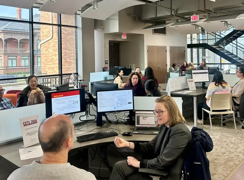 Faculty members listen to presentations at ������Ƶ's CETL Community Expo in Nash Library