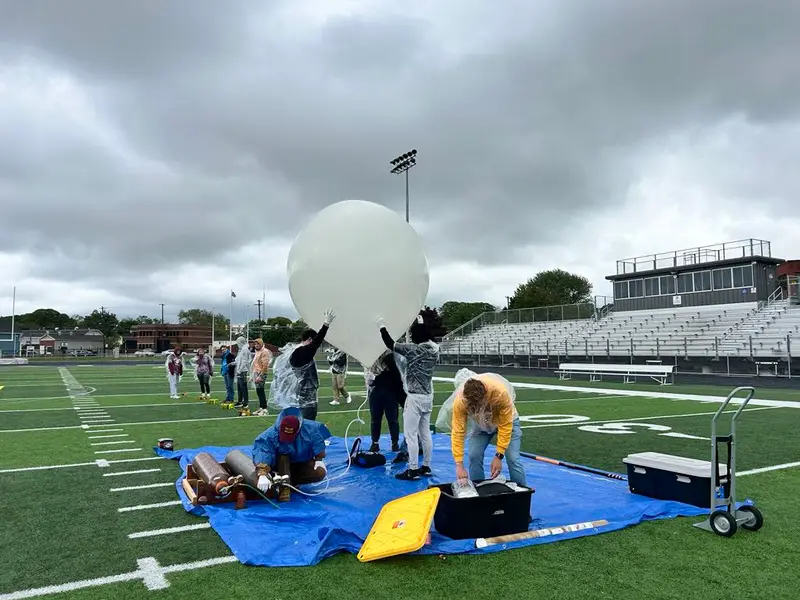 Students from Collegiate Academy and Ƶ together prepare to launch a high altitude weather balloon
