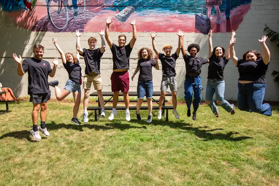 ���˽��� Tour Guides sitting together under a tree